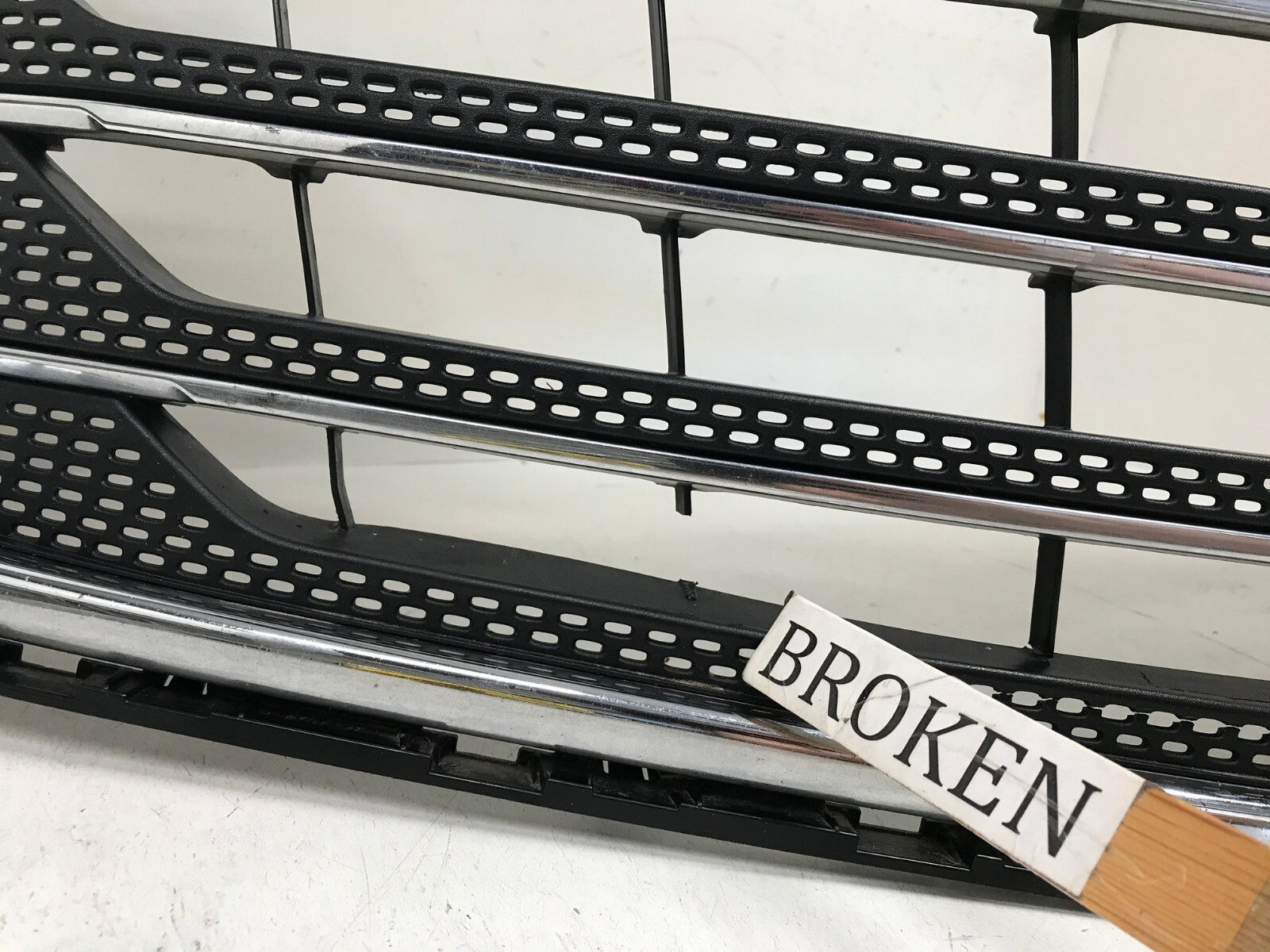 Grille Grill 2018-2020 Chevrolet Traverse 23376131 OEM