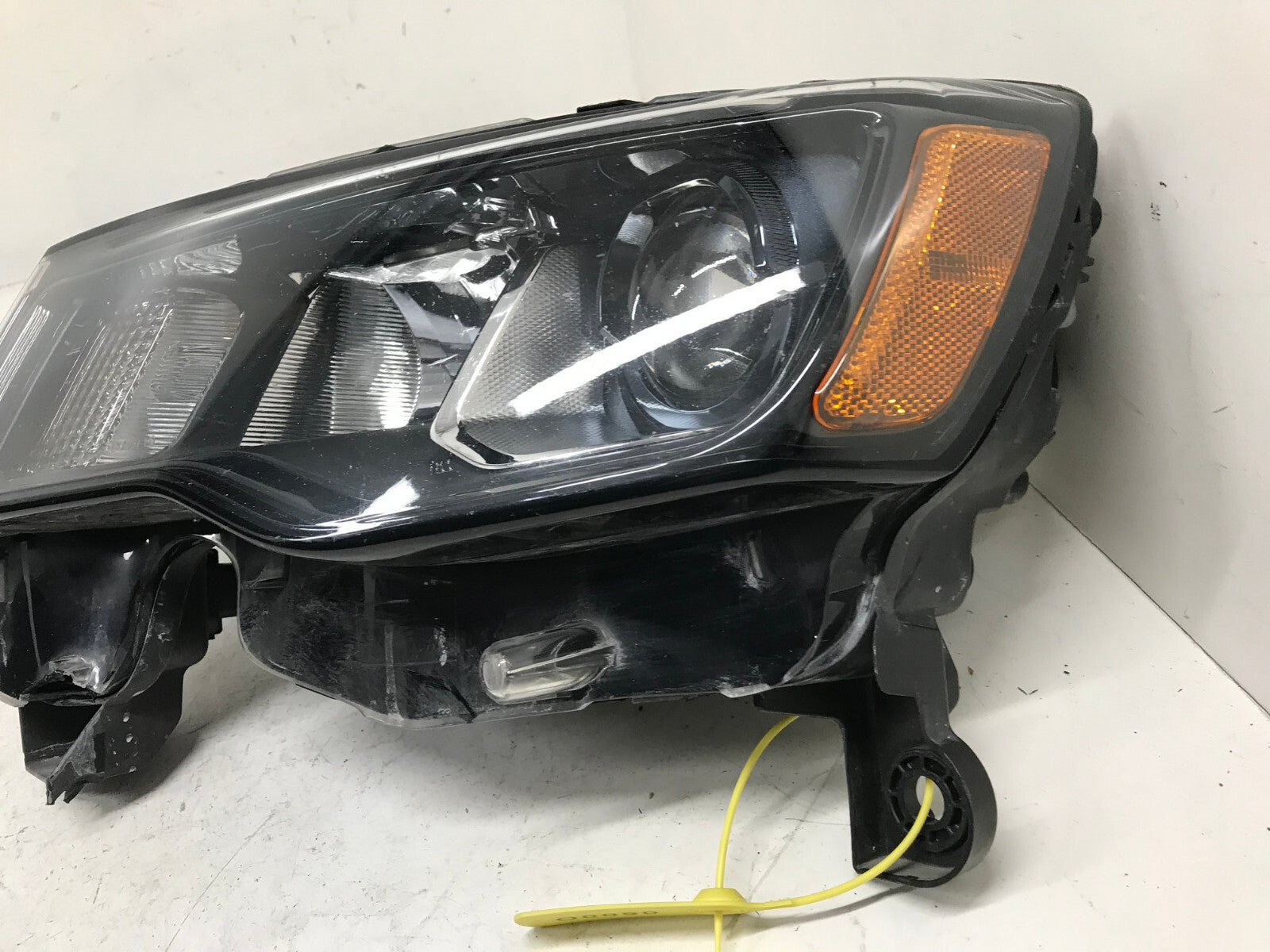 Halogen Headlight Damaged Driver LH Jeep Grand Cherokee 2017-2021 68266647AD OEM