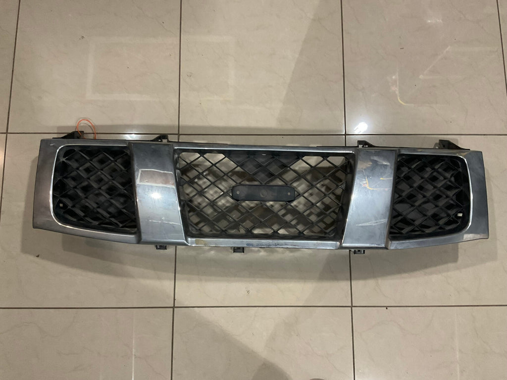 Grill Grille Black And Silver 2005 2006 2007 Nissan Pathfinder OEM