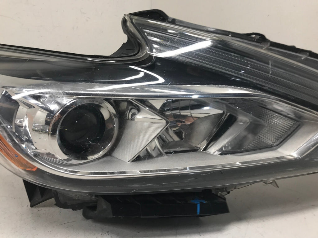 Headlight Damaged Right passenger RH 2016 2017 2018 Nissan Altima 260109HS0A OEM