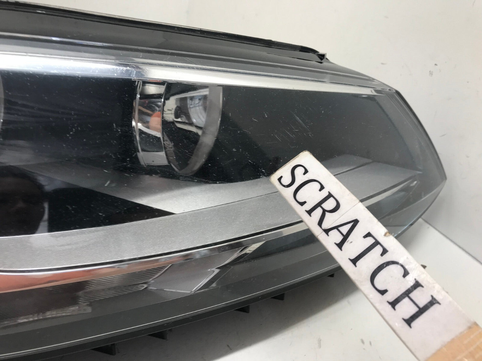 Headlight Damaged Passenger RH Volkswagen Jetta Sedan 2011-2014 5C7941006 OEM