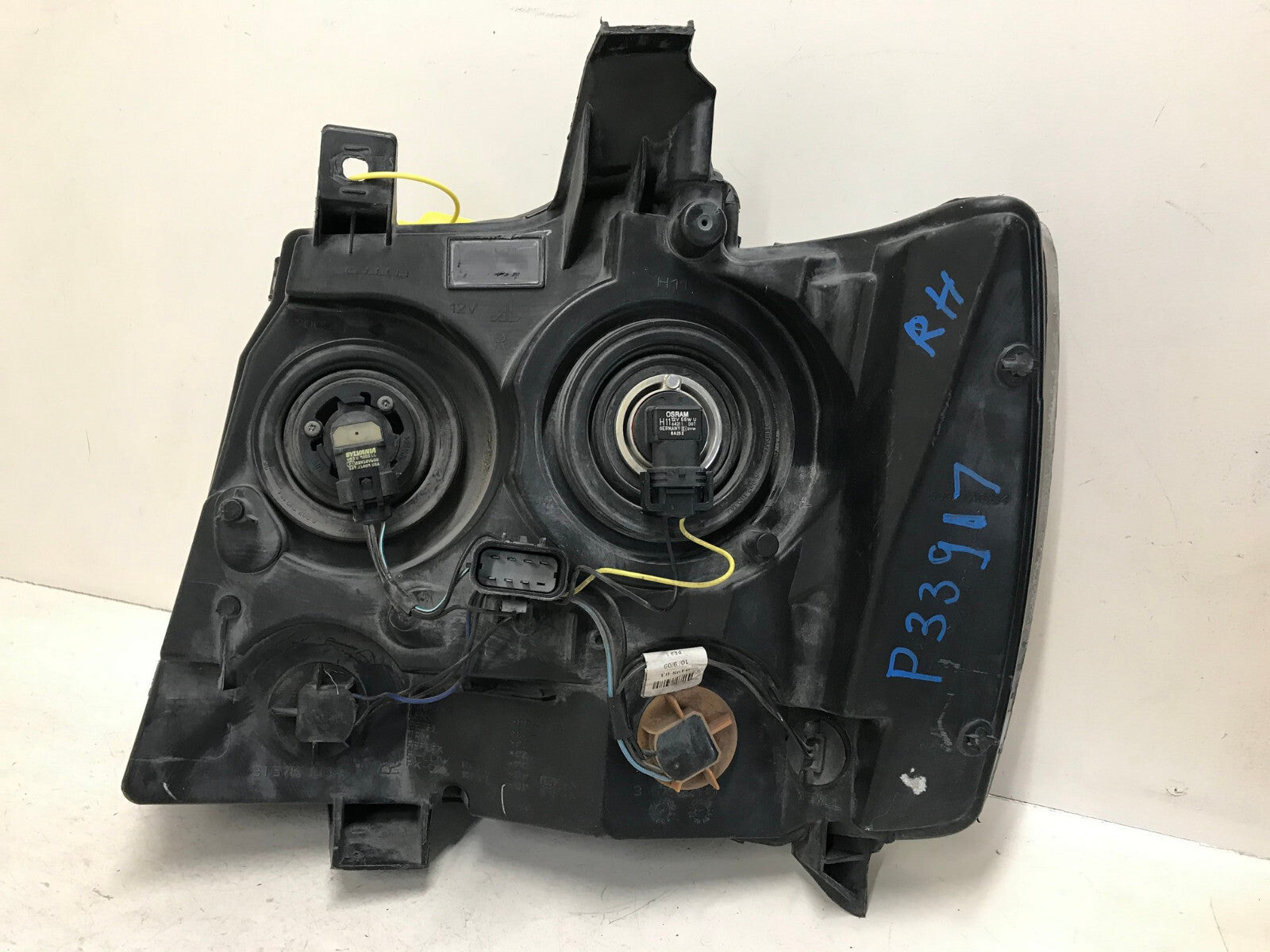 Headlight Damaged Right RH Chevy Tahoe Suburban Avalanche 07-2014 20760579 OEM