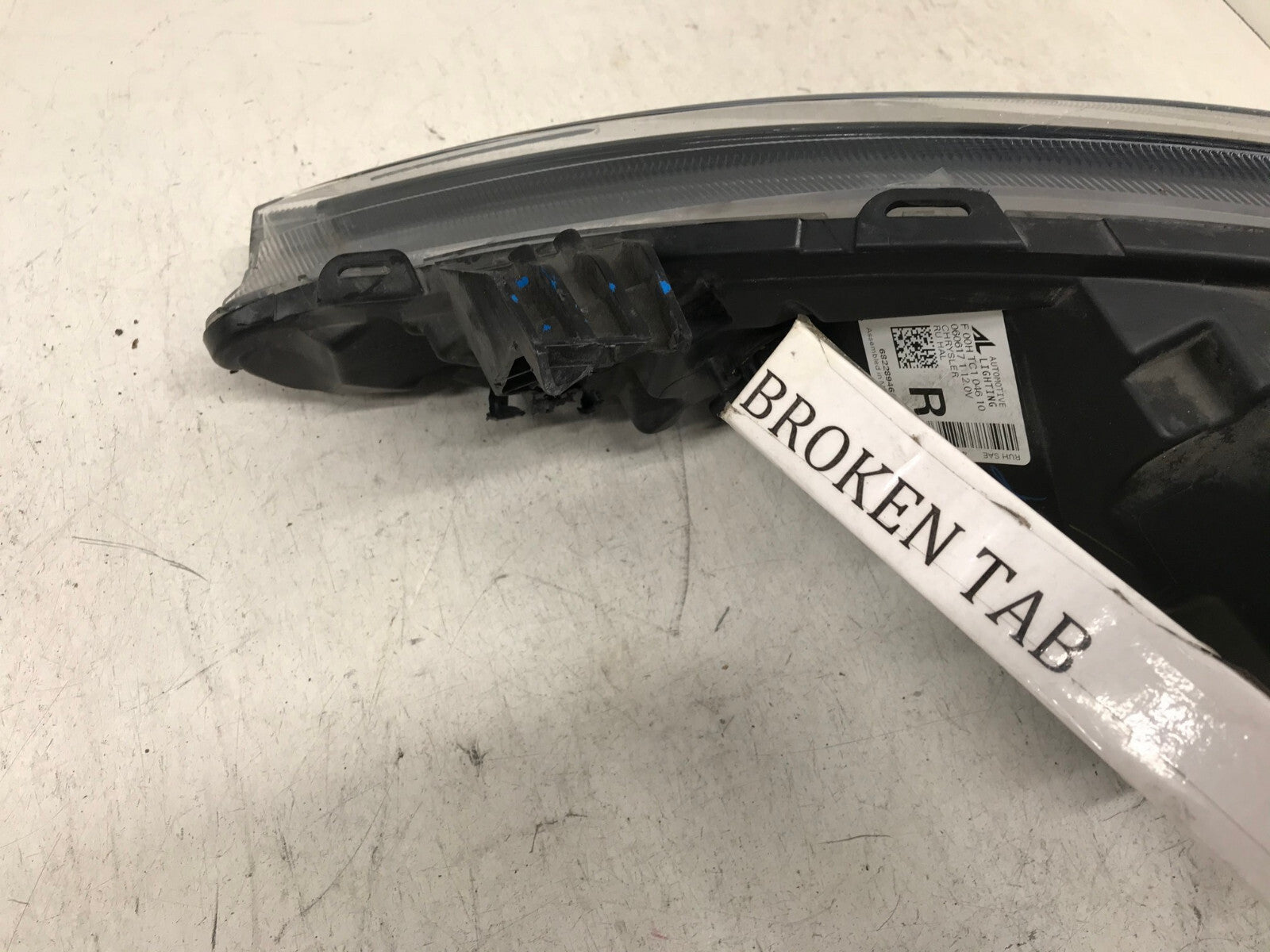 Headlight Damaged Lamp Passenger RH Chrysler Pacifica 2017-2020 68228946AE OEM