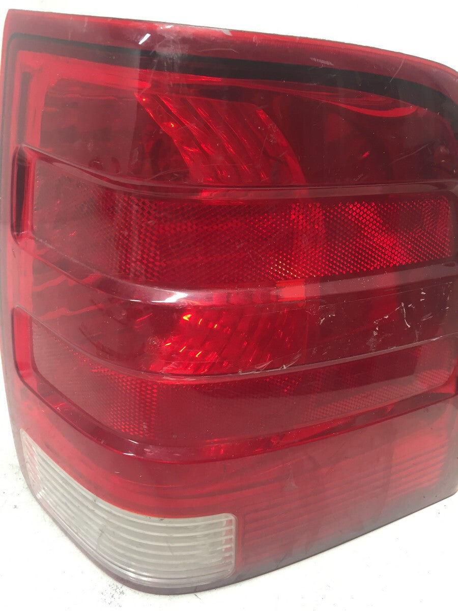 Tail light Damaged Lamp Passenger RH Ford Expedition 2003-2006 2L1Z-13404-AB OEM
