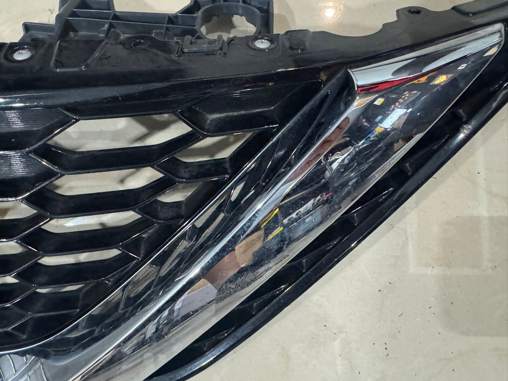 Grill Grille Black/Silver 2016 2017 2018 Nissan Sentra 62310+3yuoa OEM