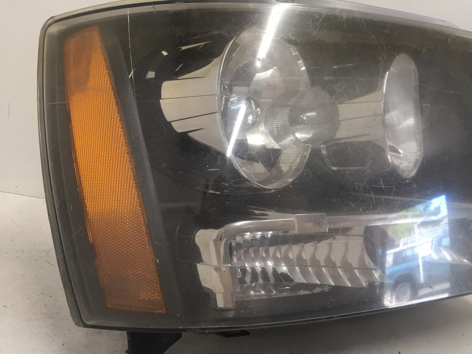 Headlight Damaged Lamp Right RH Chevy Suburban 1500 Avalanche Tahoe 07-2014 OEM
