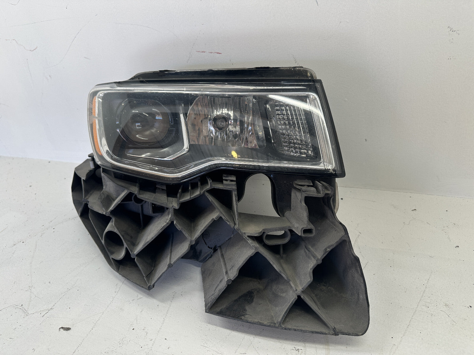 Headlight Damaged Passenger RH 2017 -- 2019 Jeep Grand Cherokee 68289234AD OEM