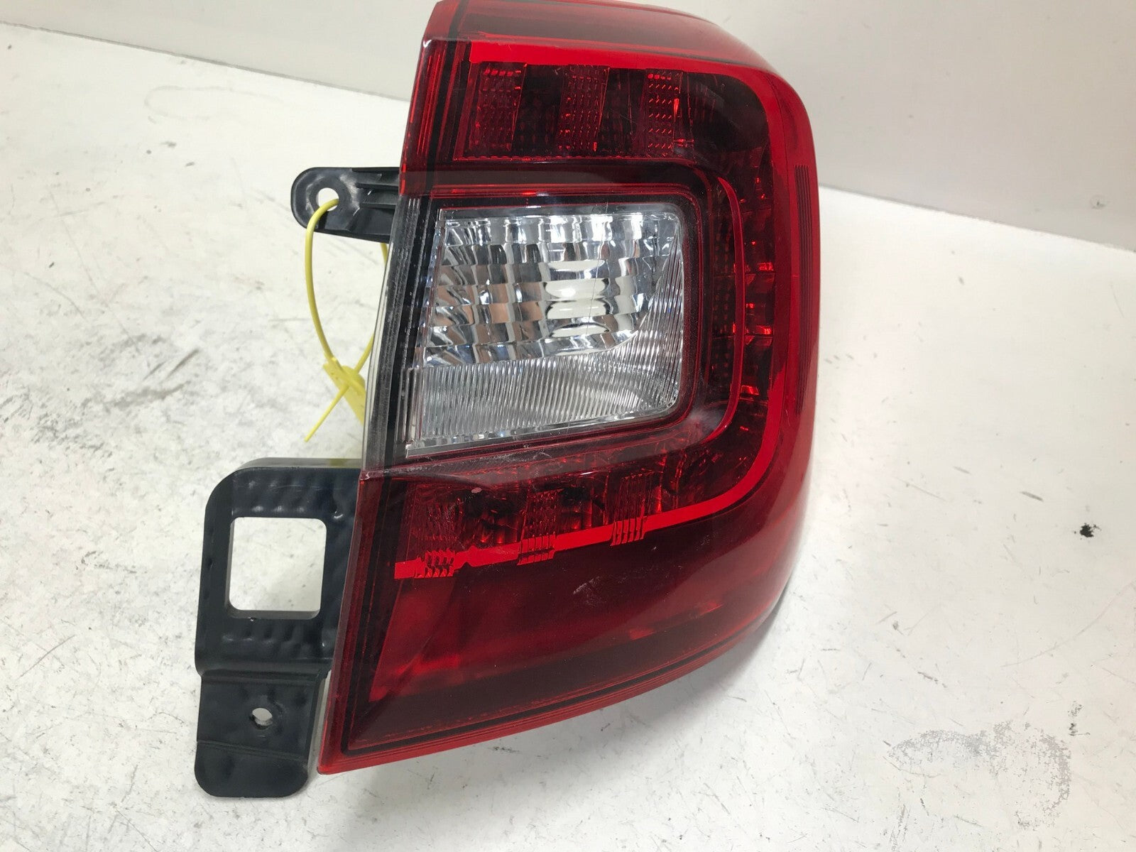 Tail light Damaged Passenger RH Right 2015-2019 Subaru Outback 84912AL05A OEM