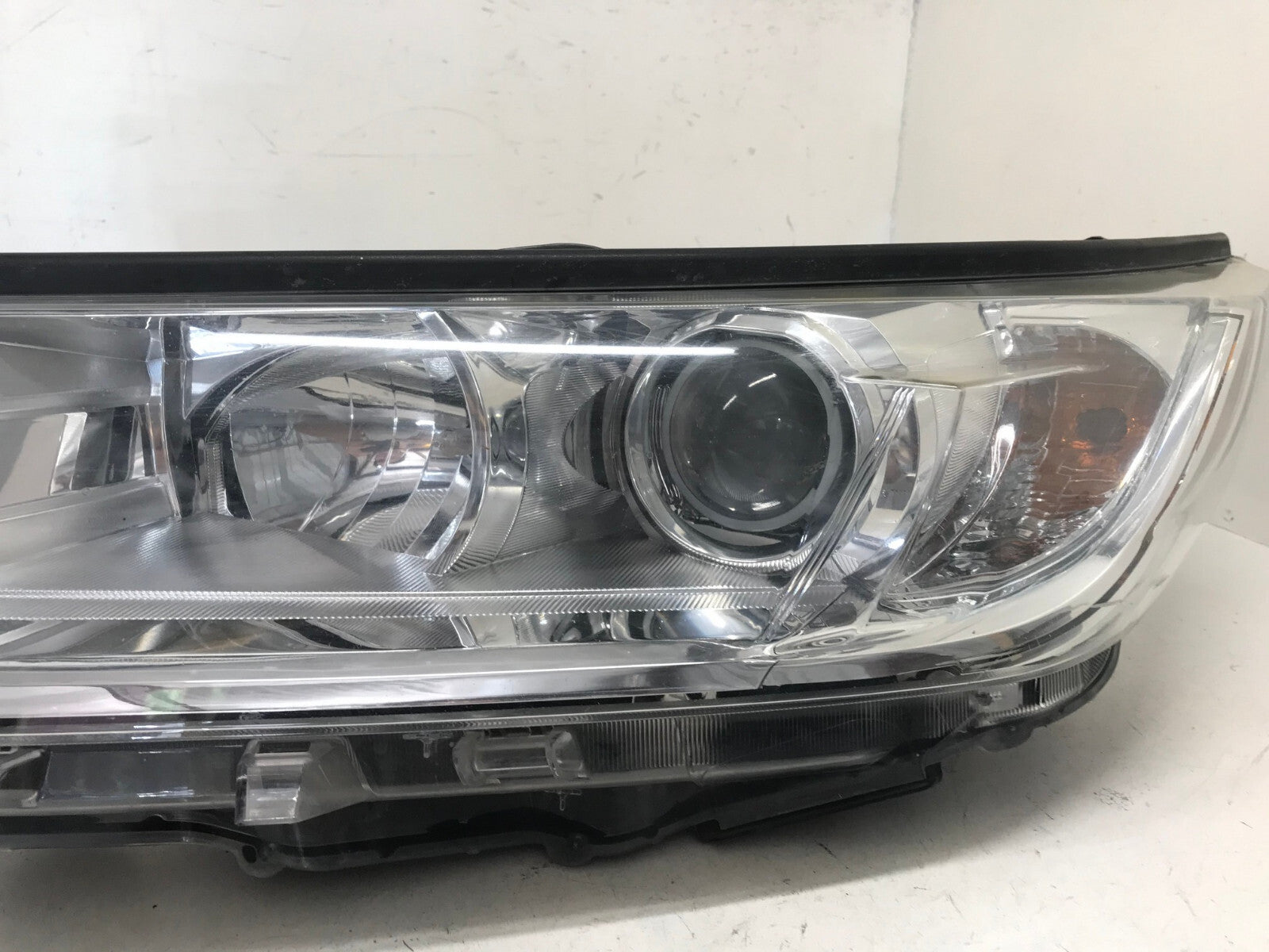 Headlight Damaged Driver LH 2017 2018 2019 Toyota Highlander 811500E360 OEM