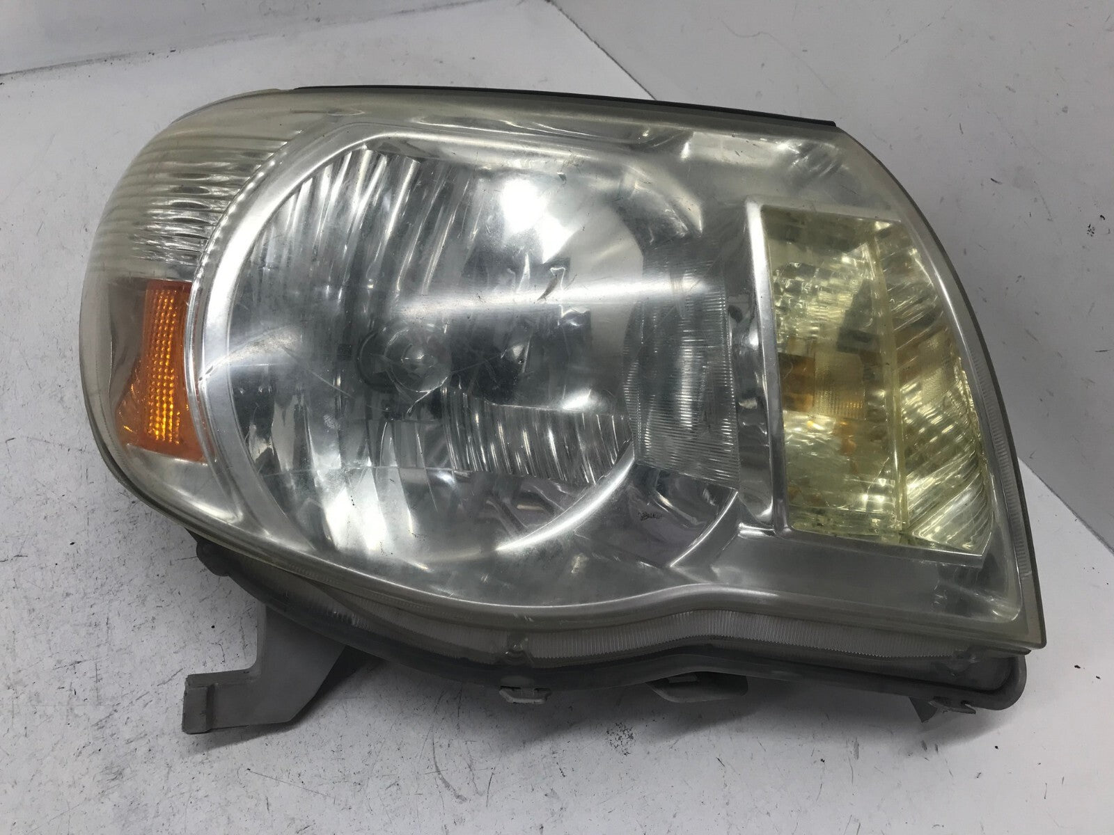Headlight Damaged passenger RH 05-11 Toyota Tacoma Pickup Truck 81110-04160 OEM