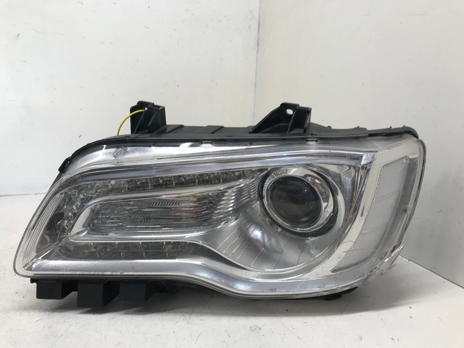 Halogen Headlight Damaged Left Driver LH Chrysler 300 2018-2021 68269811AC OEM