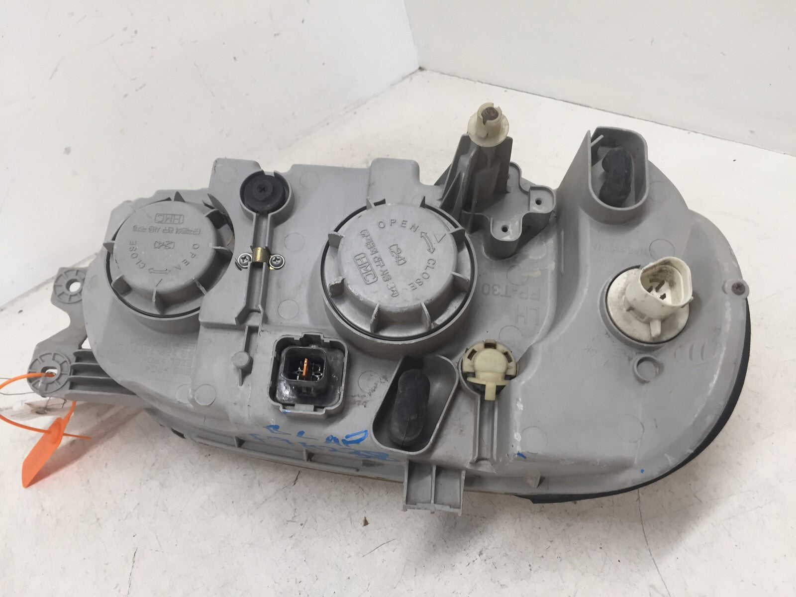 Headlight Damaged Halogen Left Driver Side Kia Sedona 2002-2005 0K52Y-1040A OEM