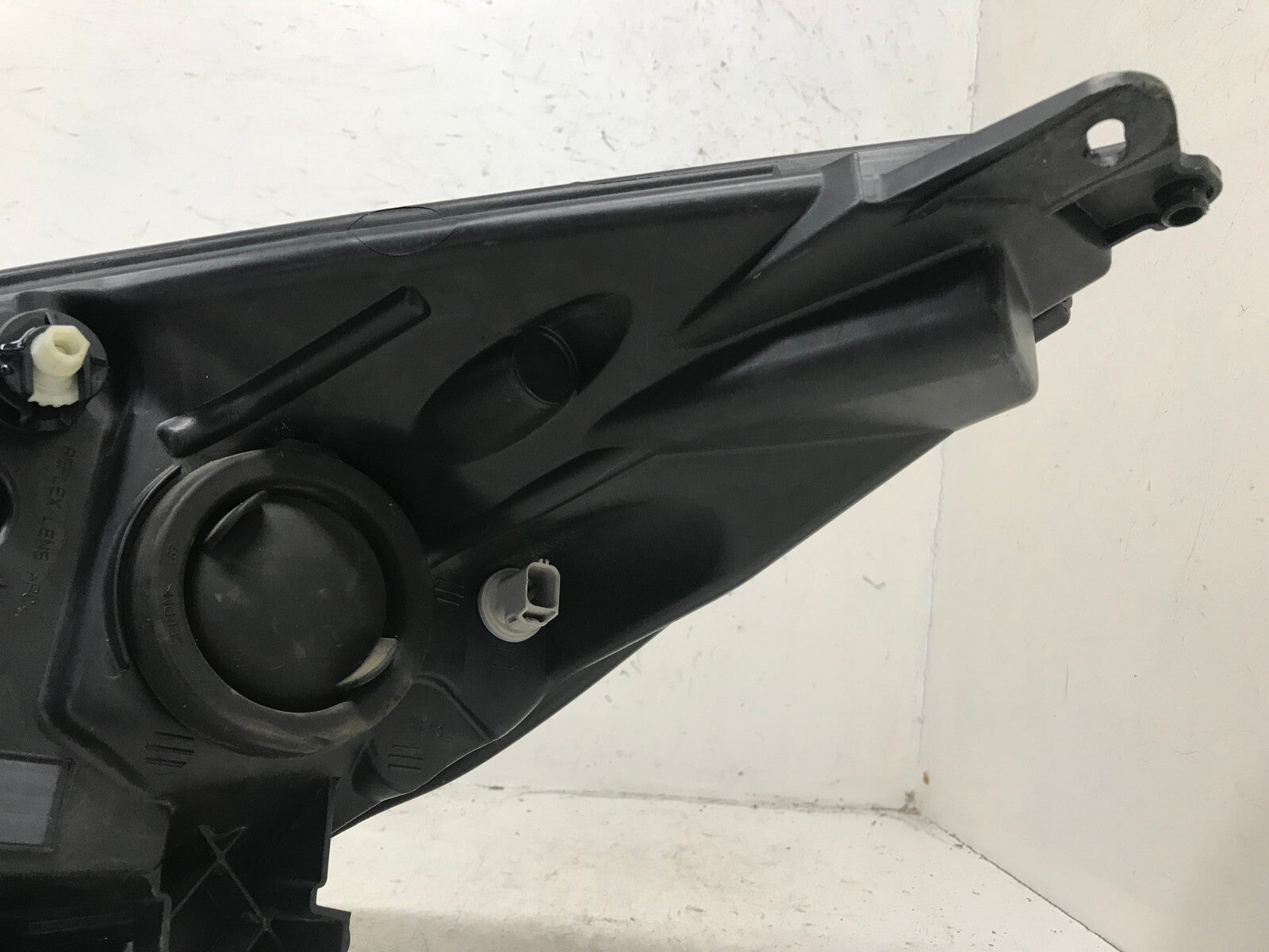 Headlight Damaged Right passenger RH Ford Escape 2013-2016 R 44ZH-2090-A OEM