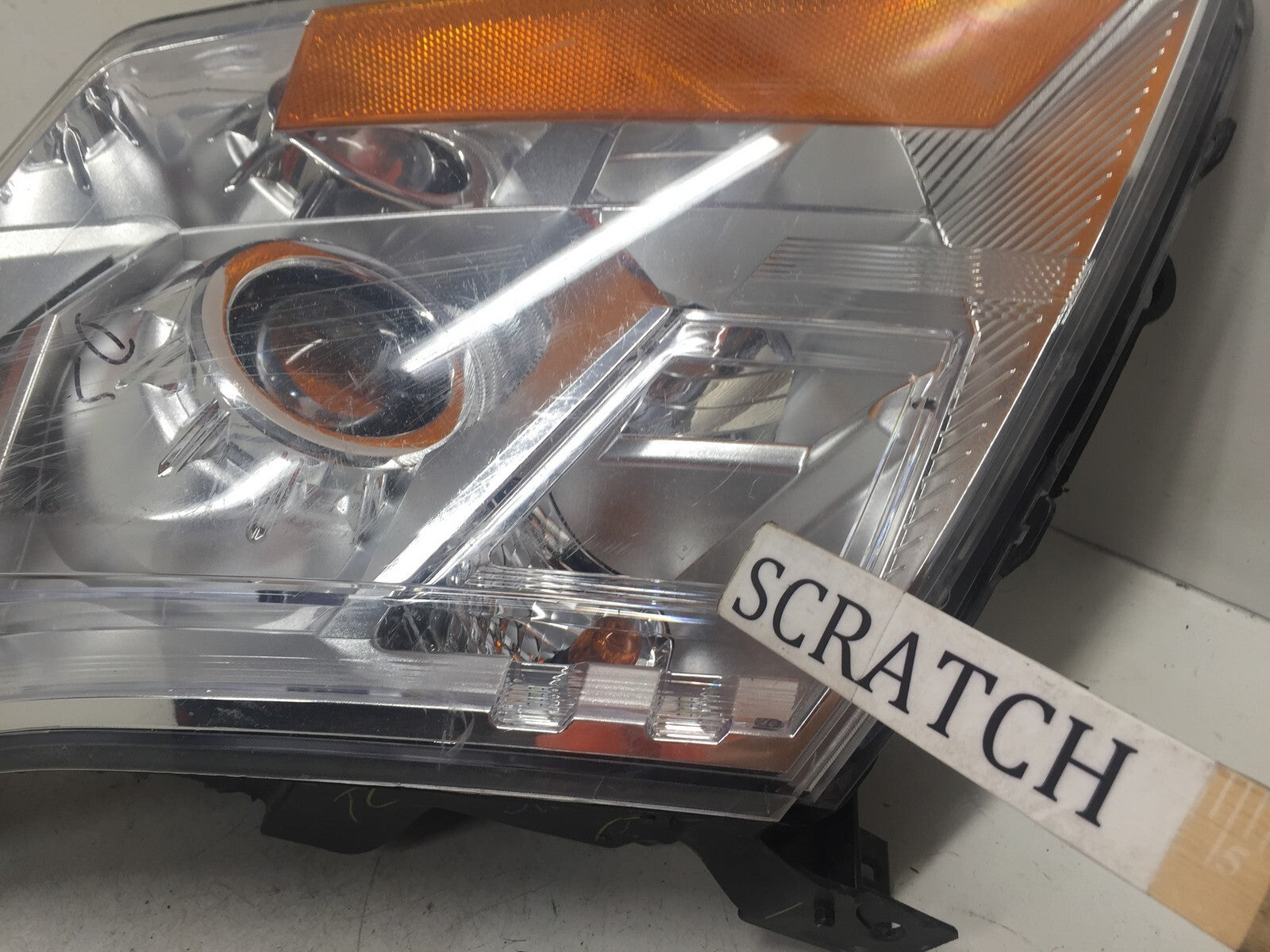 Halogen Headlight Damaged Headlamp Right Passenger RH Cadillac SRX 10-16 OEM