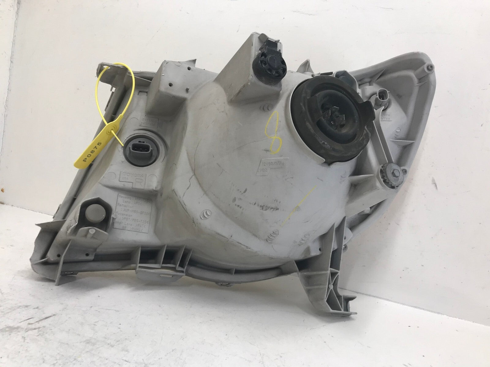 Headlight Damaged passenger RH 05-11 Toyota Tacoma Pickup Truck 81110-04160 OEM