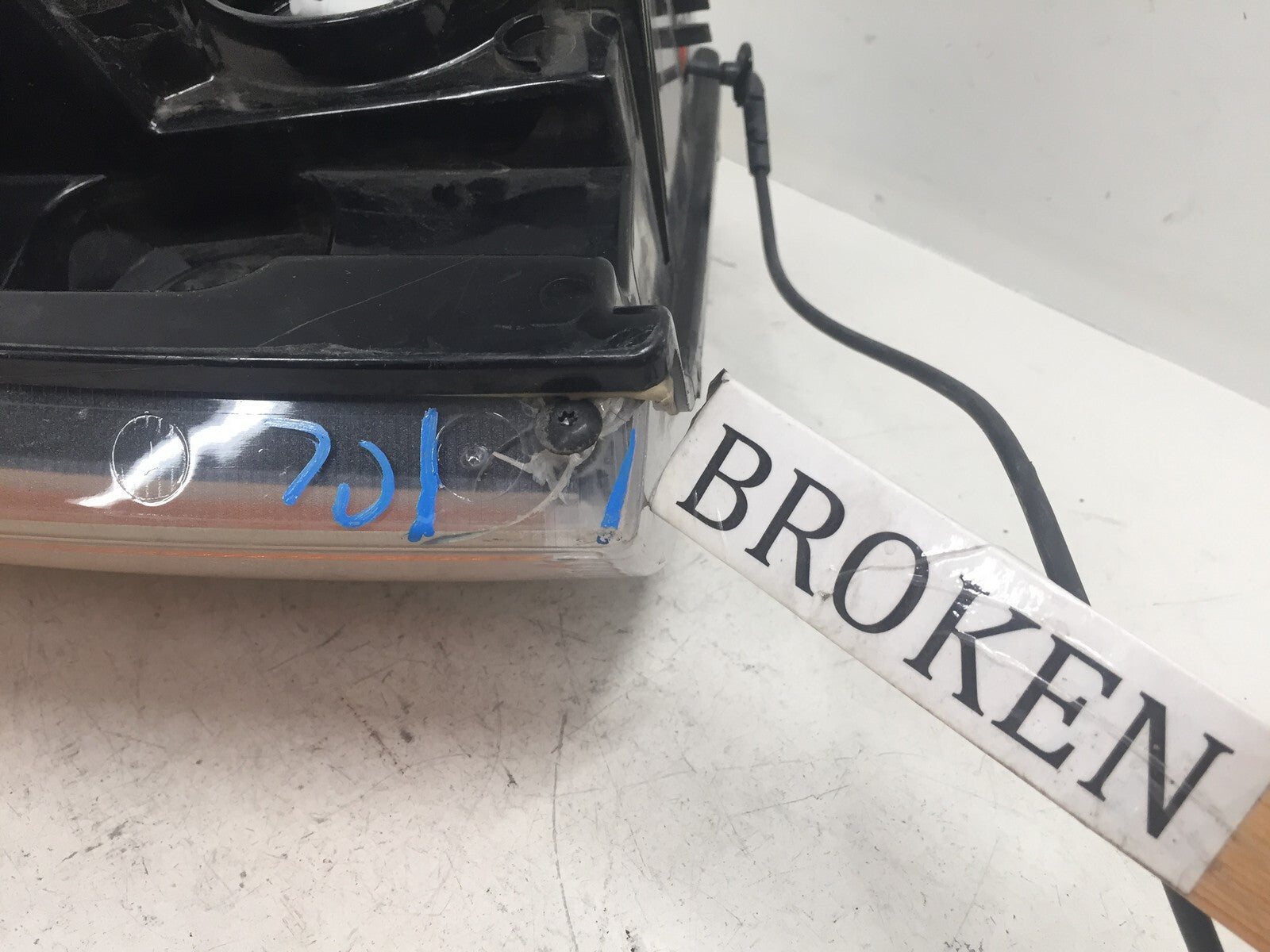Headlight Damaged Driver Left LH Cadillac Escalade EXT 2003-2006 21995477 OEM