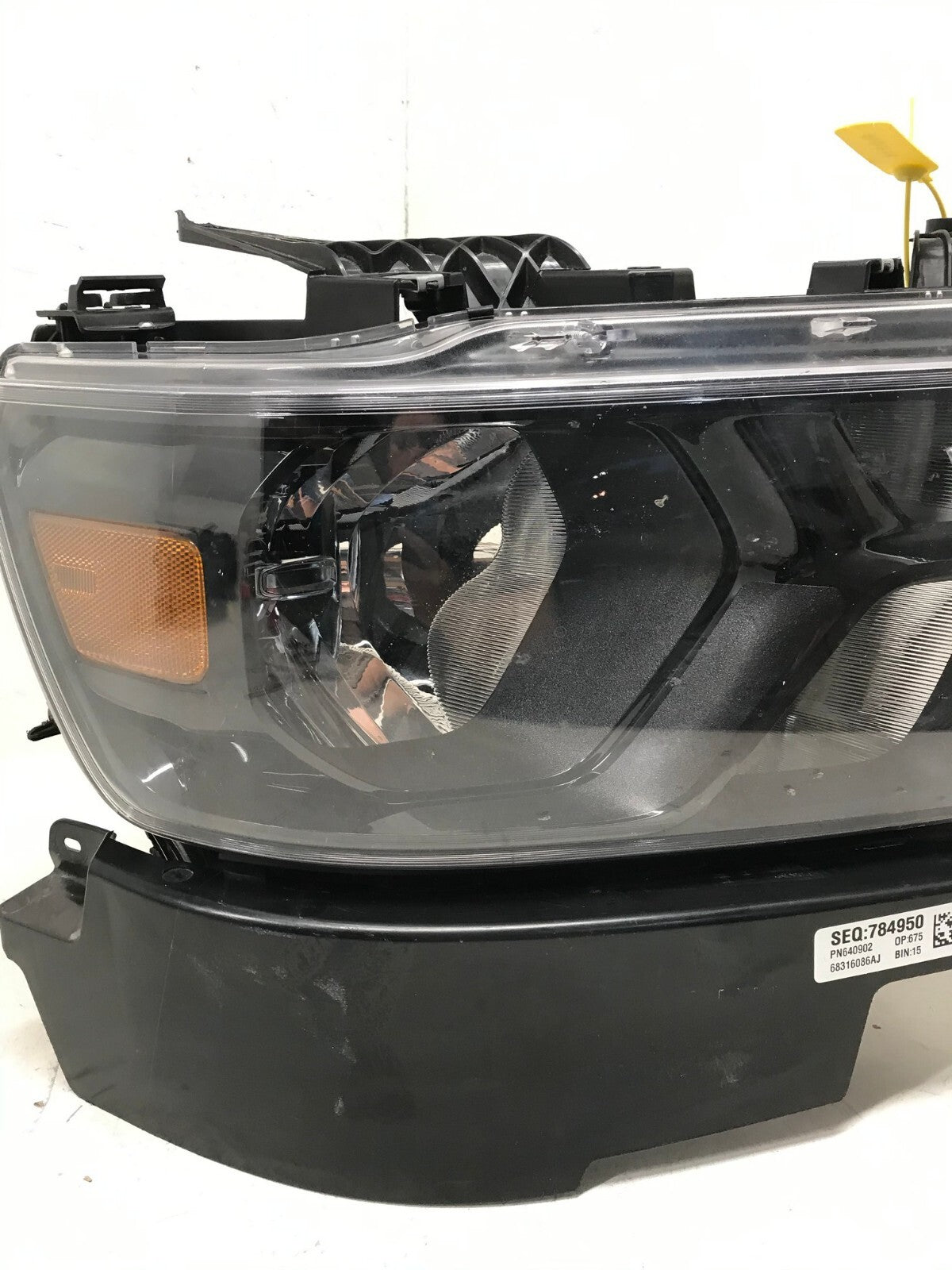 Headlight Damaged Passenger RH Right 19-24 Ram 1500 68316086AJ OEM