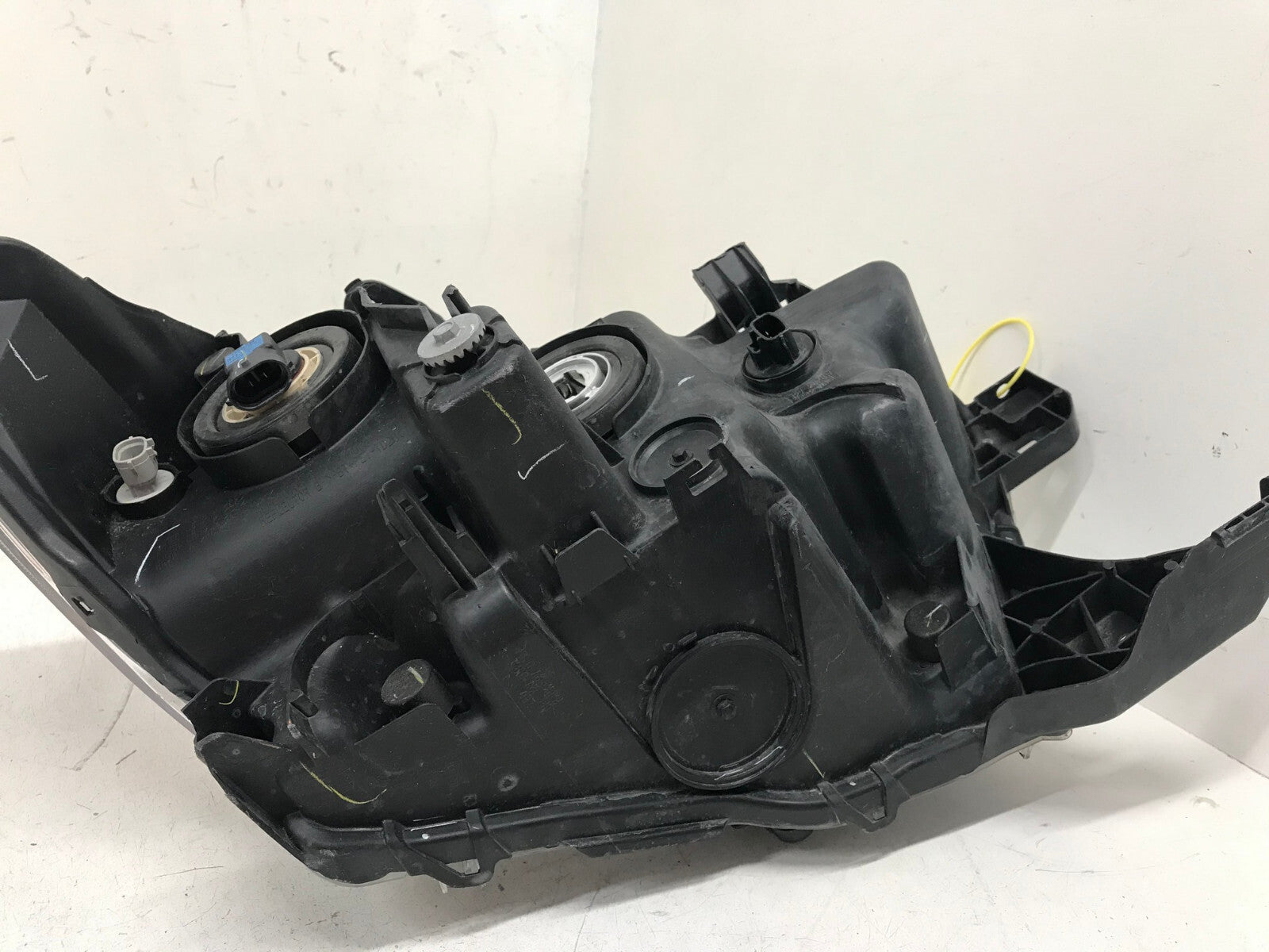 Projector Headlight Damaged Passenger RH Toyota Tacoma 2016-2018 8115004250 OEM2