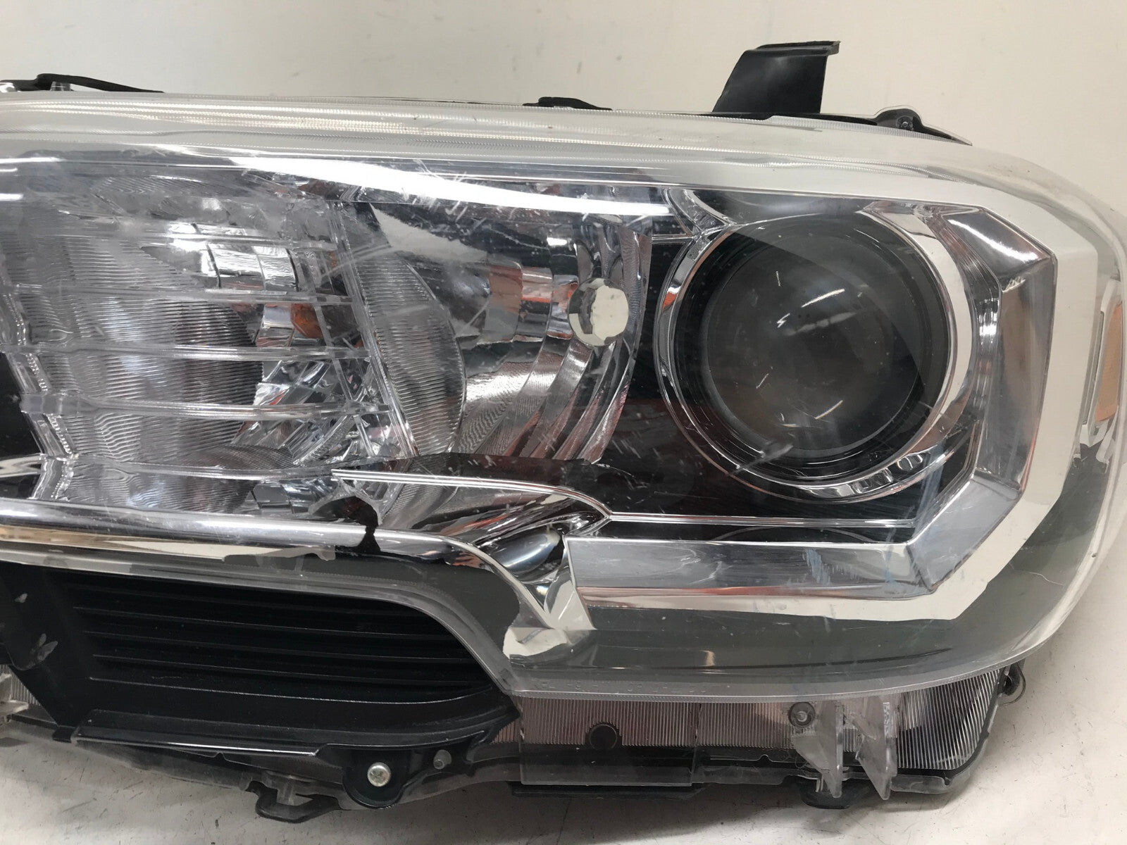 Projector Headlight Damaged Passenger RH Toyota Tacoma 2016-2018 8115004250 OEM2