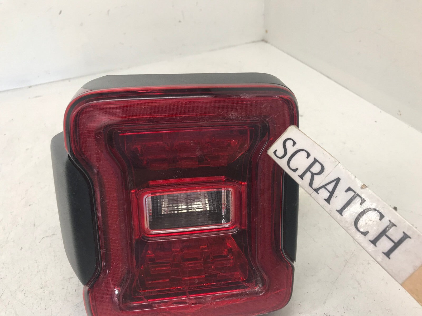 Tail light Damaged Left Driver LH 2018 2021 Jeep Wrangler 68474045AA OEM