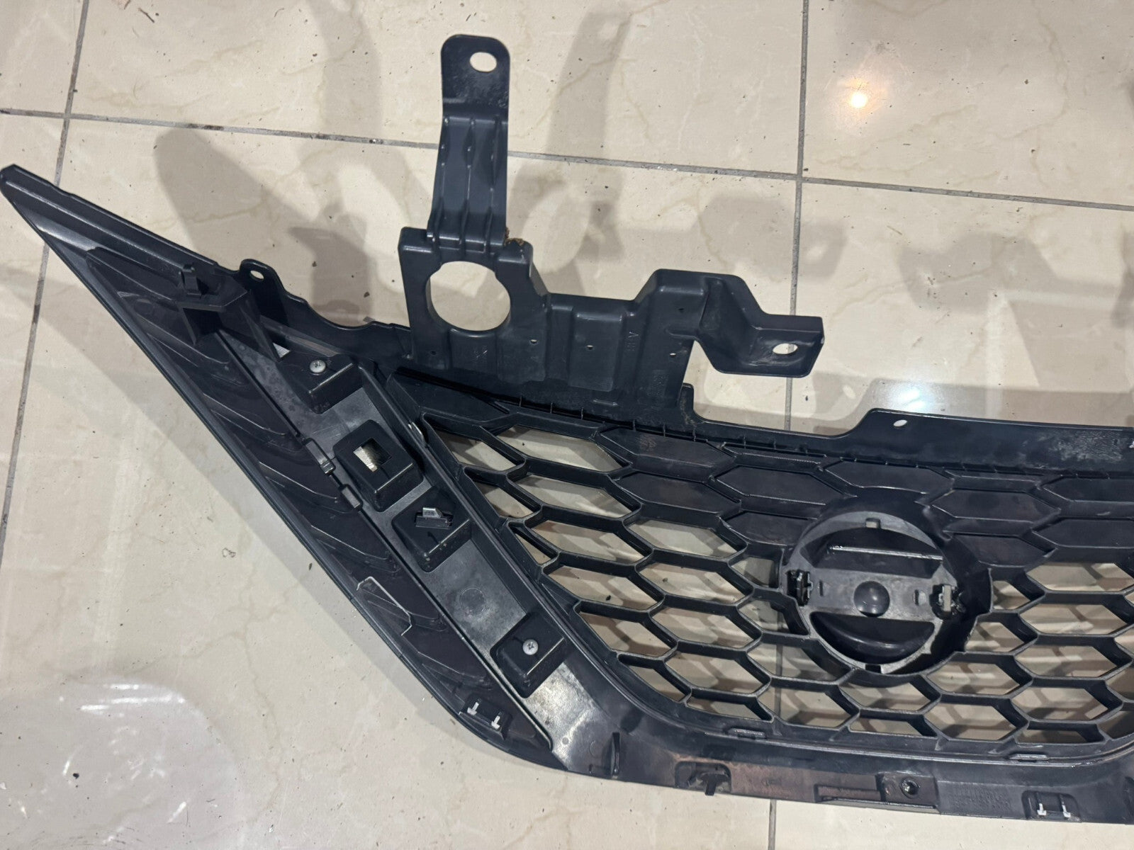 Grill Grille Black/Silver 2016 2017 2018 Nissan Sentra 62310+3yuoa OEM