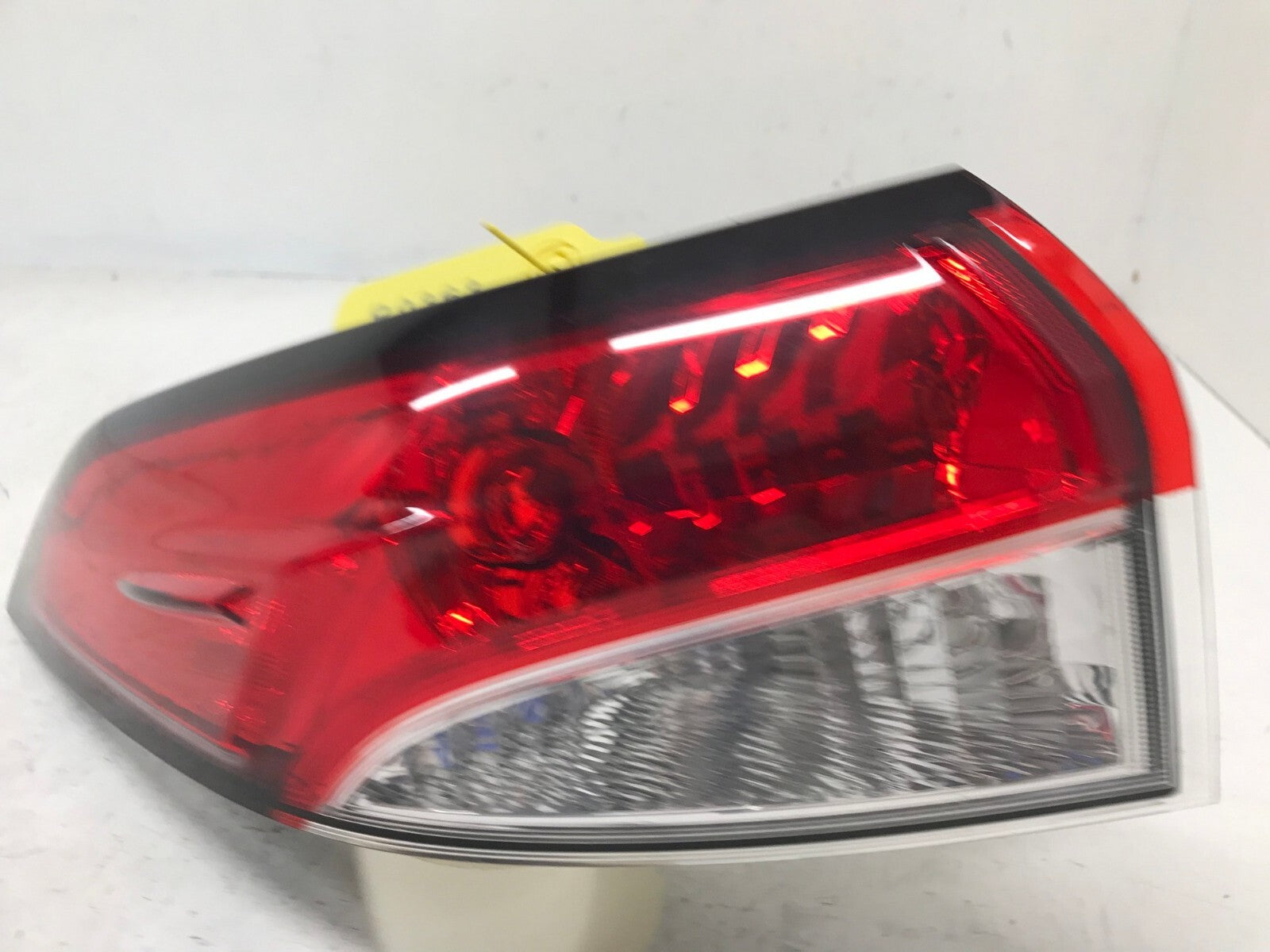 Tail light Damaged Driver LH Left 2020-2021 Toyota Corolla 8156112D10 OEM