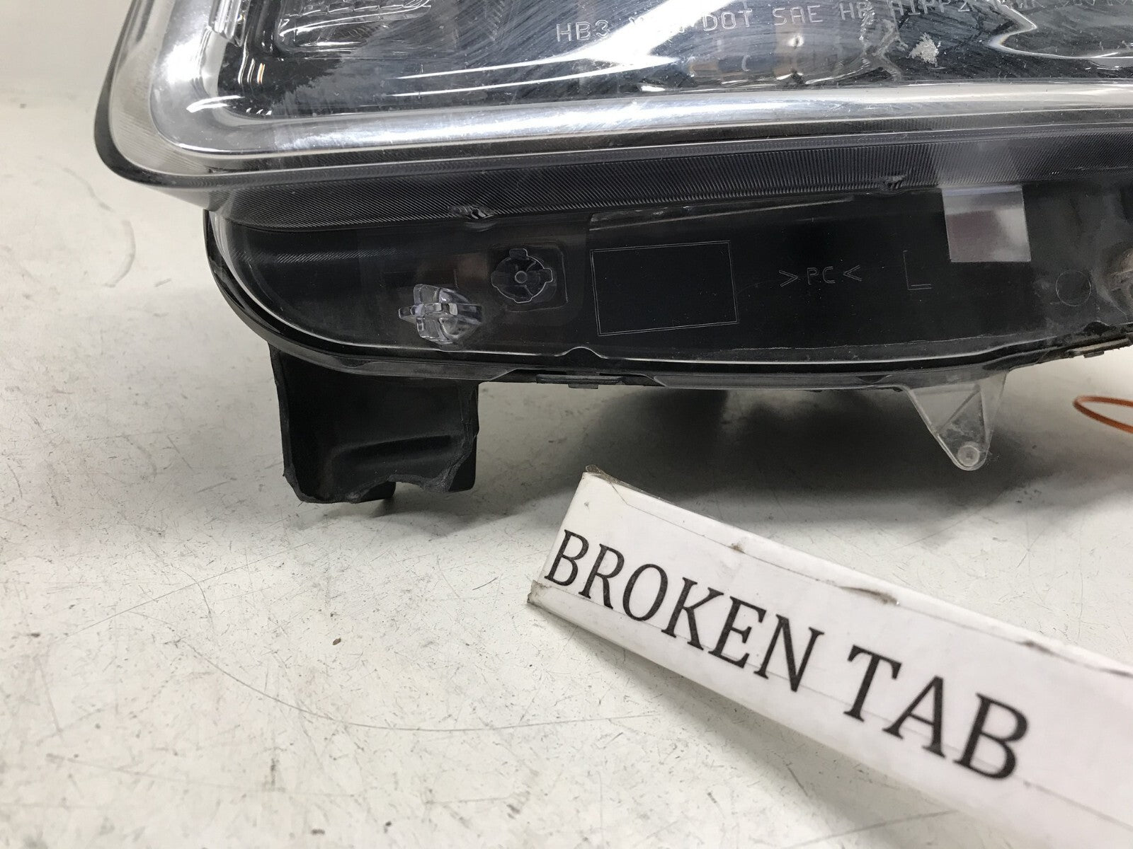 Halogen Headlight Damaged Driver LH Jeep Grand Cherokee 2014-2016 68110997AD OEM