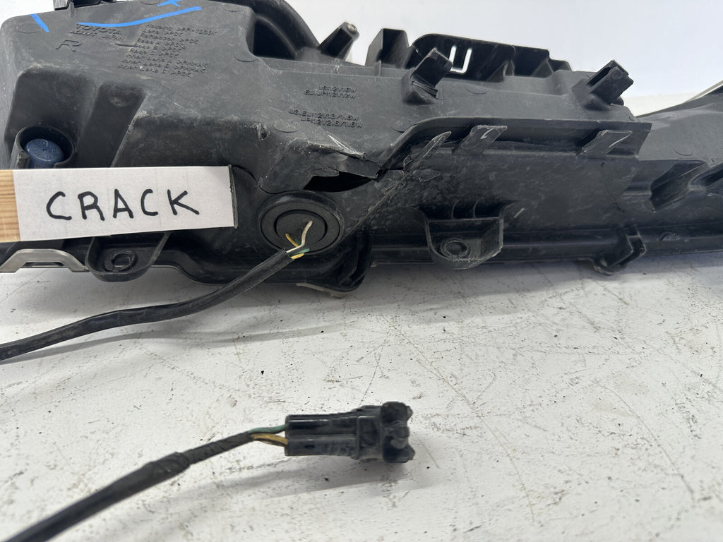 Fog light Damaged Right Passenger RH 2015 - 2019 Lexus NX 81610-78050 OEM