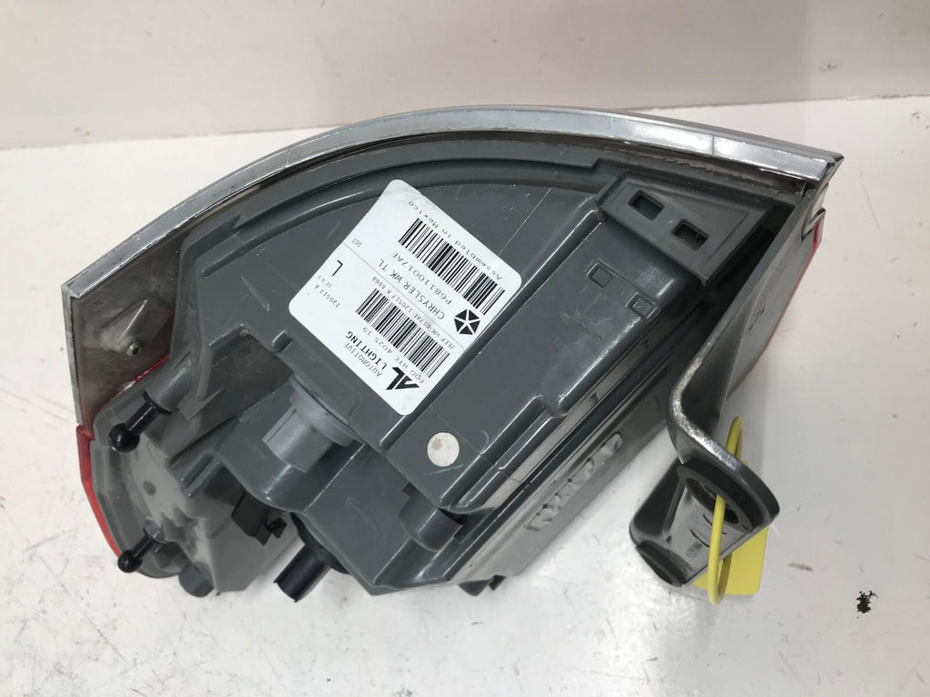 Tail light Damaged Driver LH Jeep Grand Cherokee 2014 17 18 2019 68110017AE OEM