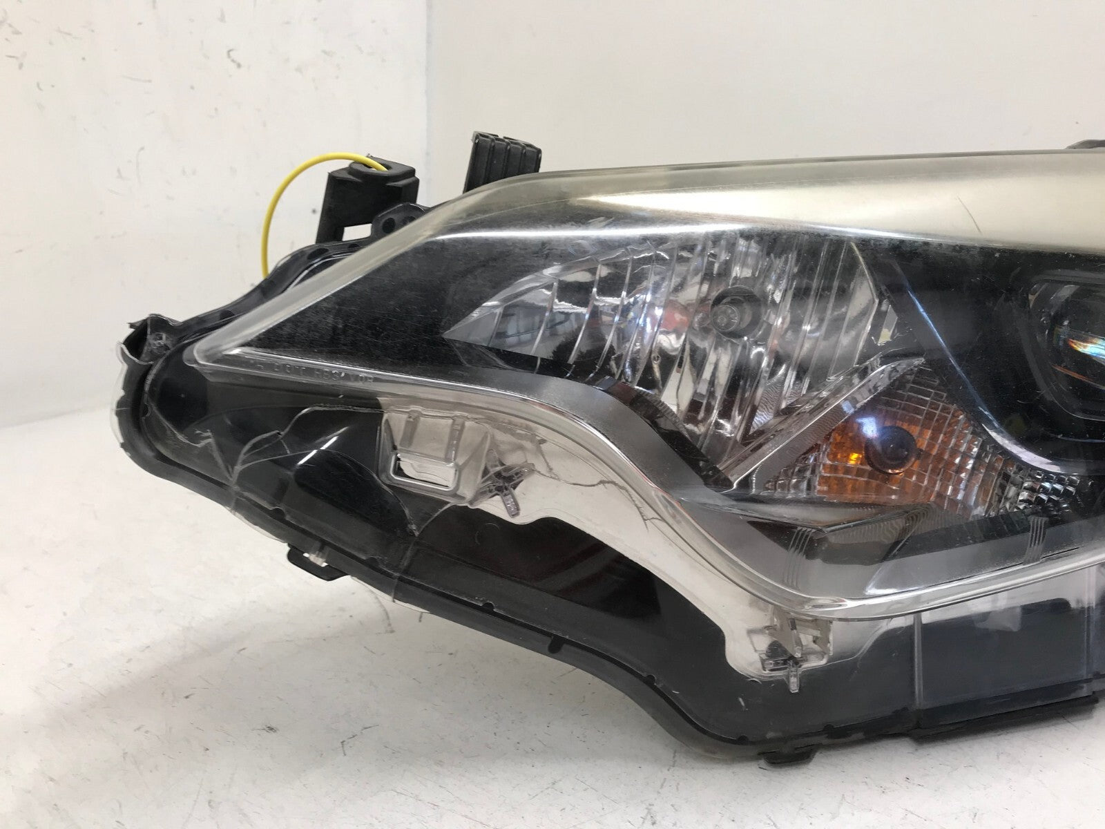 Halogen Headlight Damaged Driver LH Toyota Corolla 2014 - 2016 81150-02E60 OEM