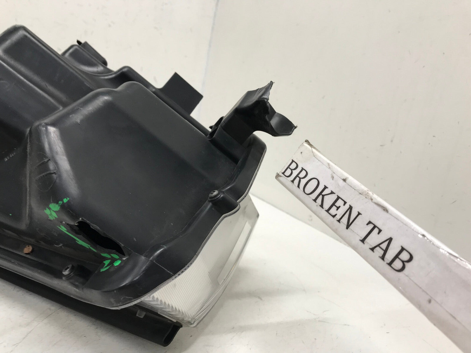 Headlight Damaged RH Passenger 2014 2015 2016 Toyota Highlander 81110-0E250 OEM