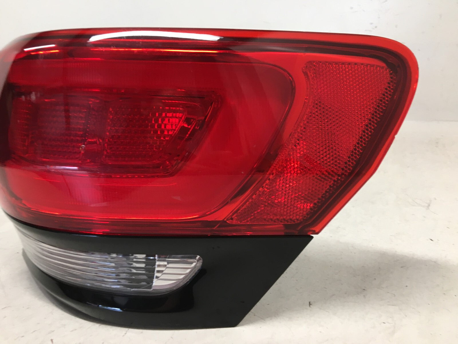 Tail light Damaged Right Passenger RH Jeep Grand Cherokee 14-17 P68217432AE OEM