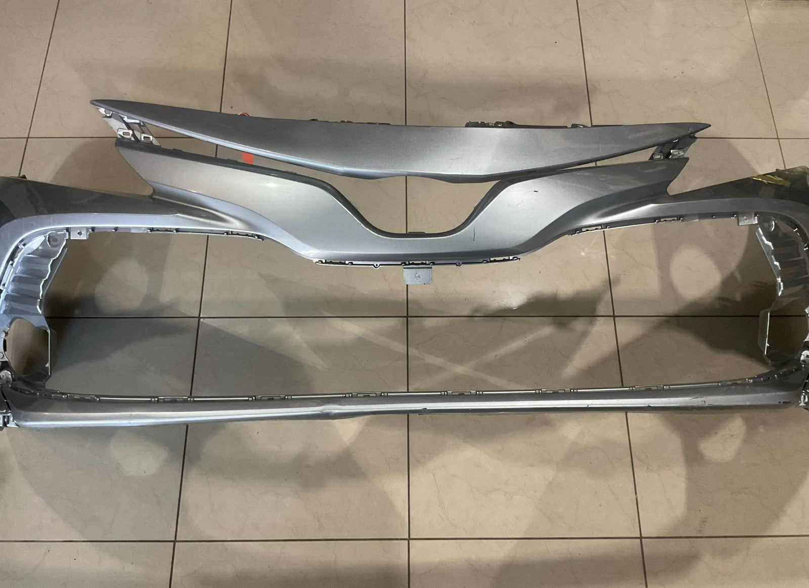Front Bumper Cover Silver Toyota Camry L/LE/XLE/Hybrid 2018-2020 52119+06d90 OEM