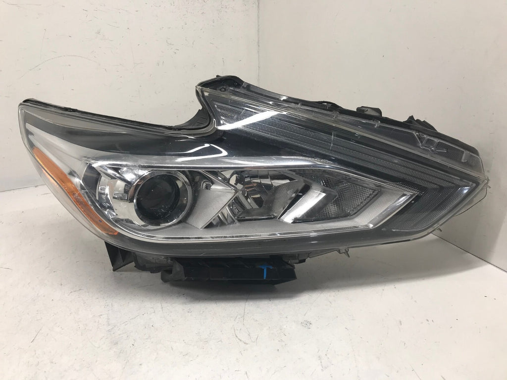 Headlight Damaged Right passenger RH 2016 2017 2018 Nissan Altima 260109HS0A OEM