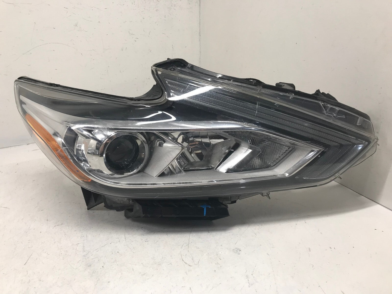 Headlight Damaged Right passenger RH 2016 2017 2018 Nissan Altima 260109HS0A OEM