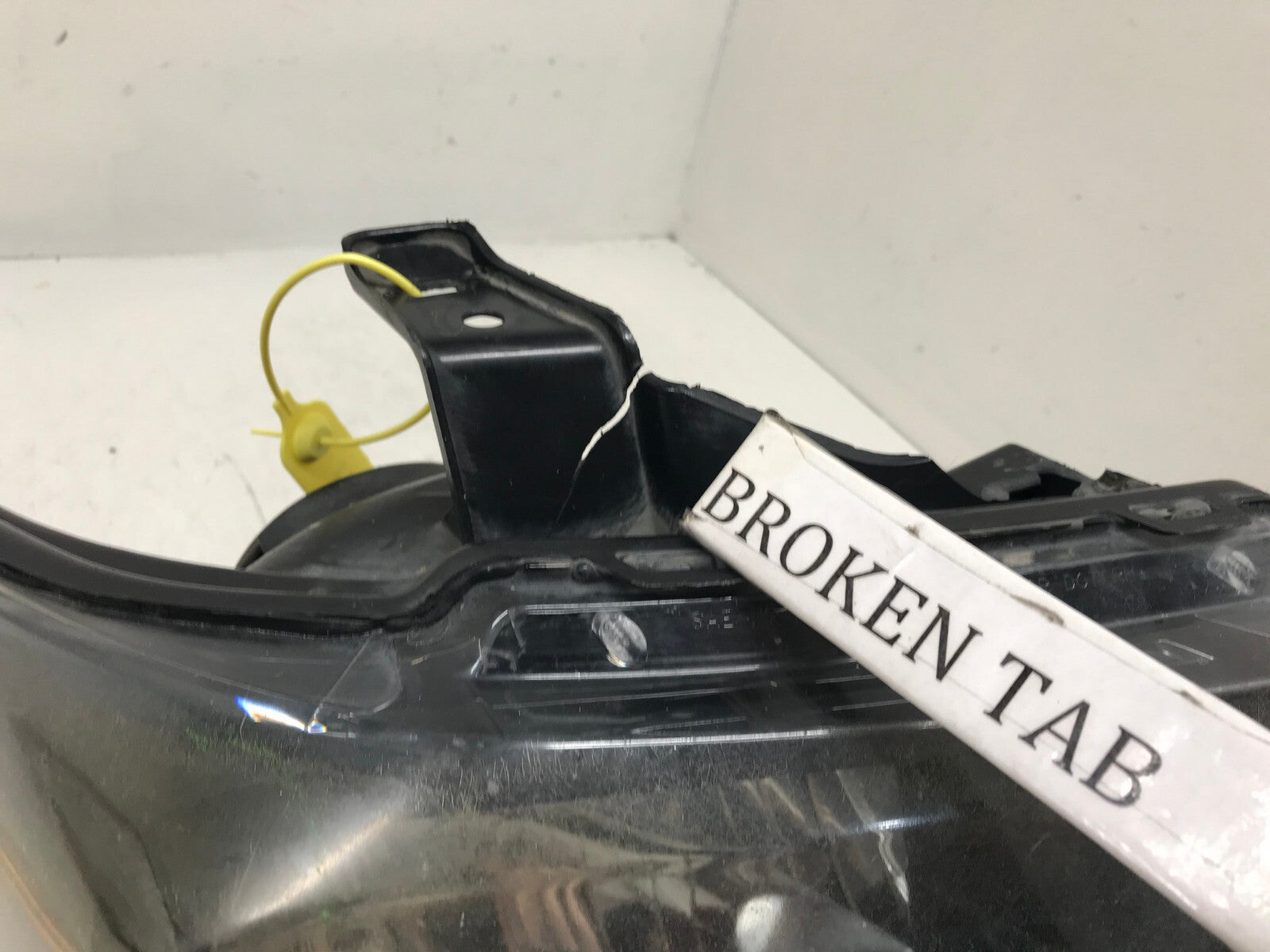 Headlight Damaged Halogen LH Driver Ford Expedition 2007-2014 44ZH-1860-A OEM
