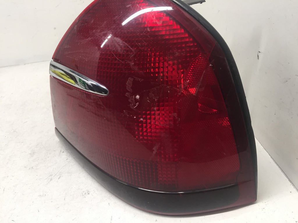 Tail light Damaged Lamp Right Passenger RH  Mercury Grand Marquis 1999-2002 OEM