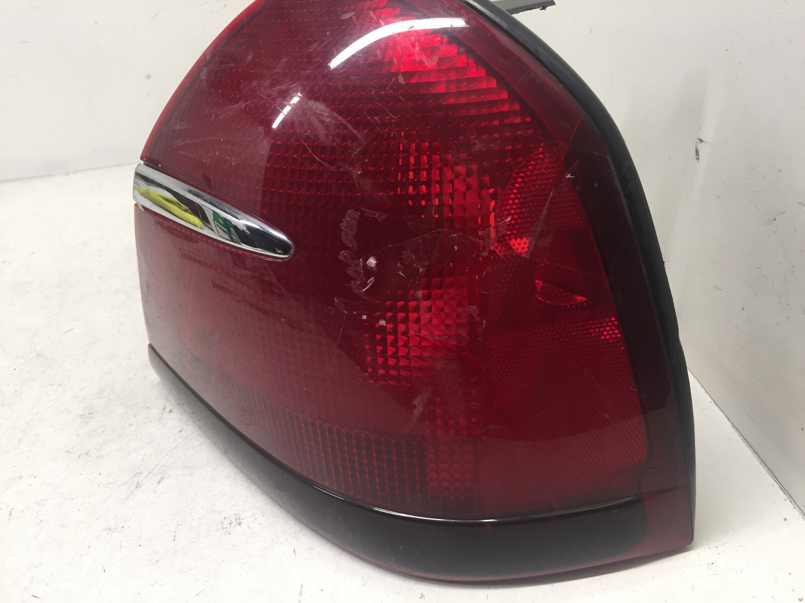 Tail light Damaged Lamp Right Passenger RH  Mercury Grand Marquis 1999-2002 OEM