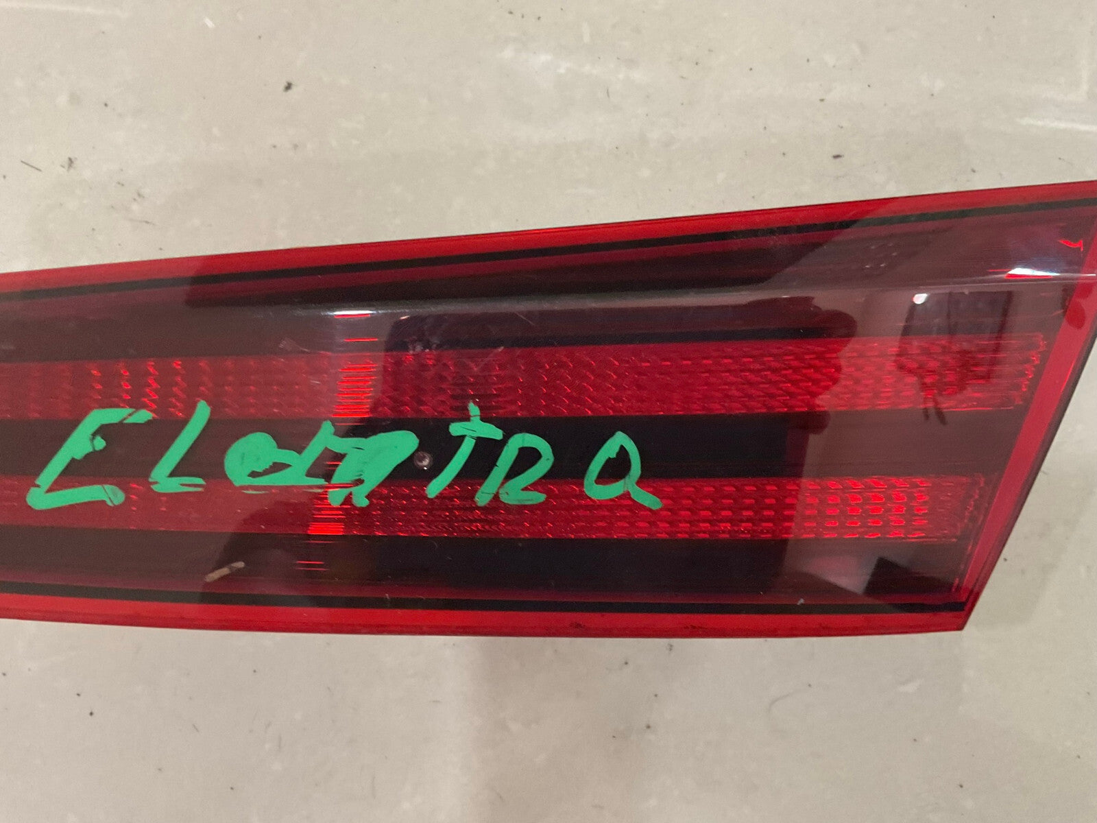 Tail light Damaged Right Passenger RH 2019-2020 Hyundai Elantra 92404-F3500 OEM