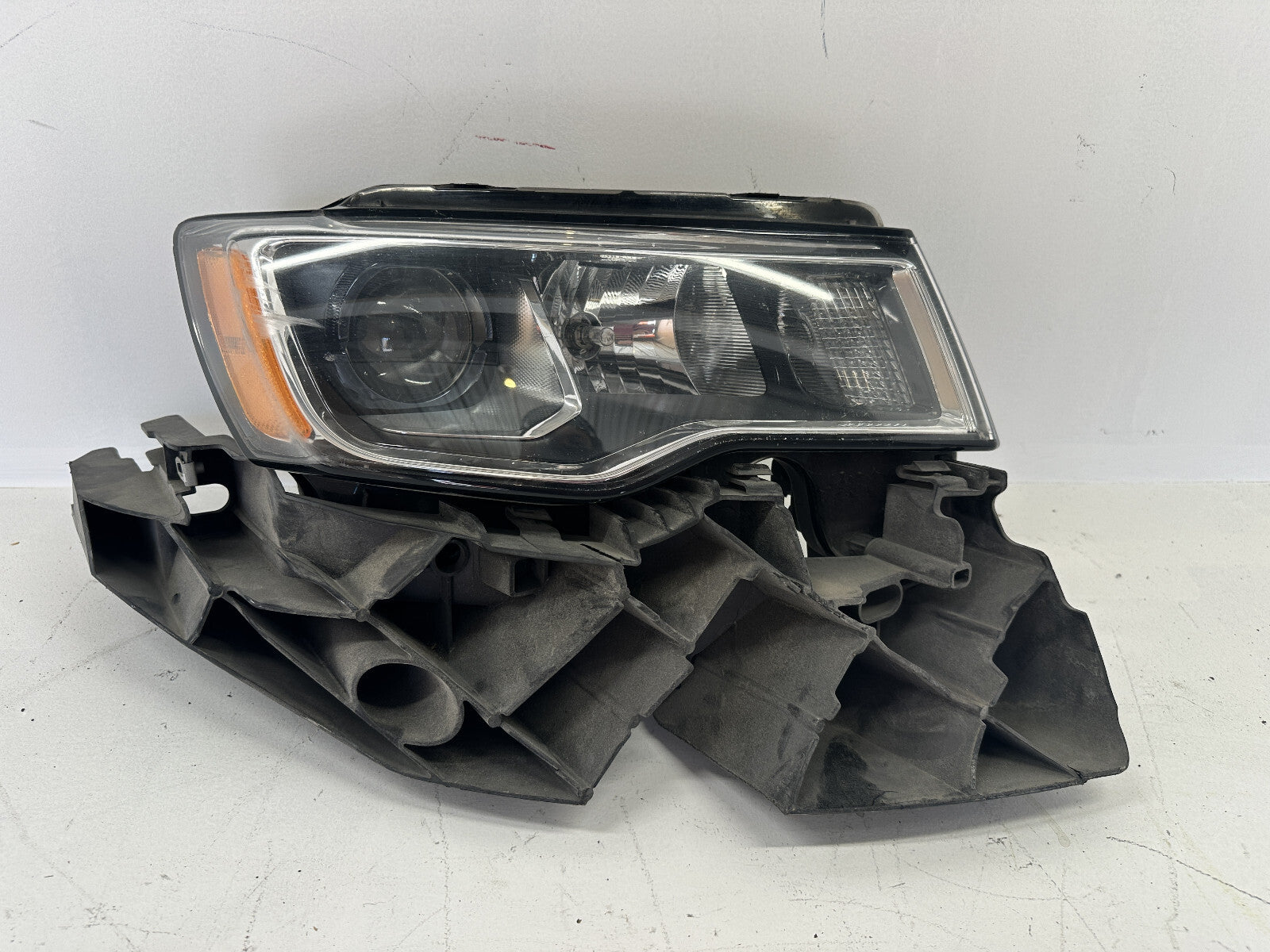 Headlight Damaged Passenger RH 2017 -- 2019 Jeep Grand Cherokee 68289234AD OEM