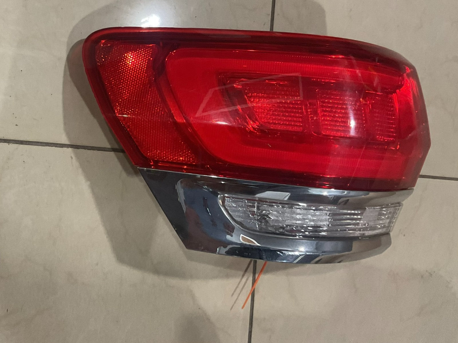 Tail light Left LH Driver 2014-2018 Jeep Grand Cherokee p68110017ae OEM