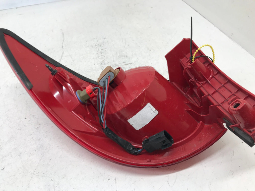 Tail light Damaged Right RH Passenger Chevy Traverse 2009-2012 15912686 OEM