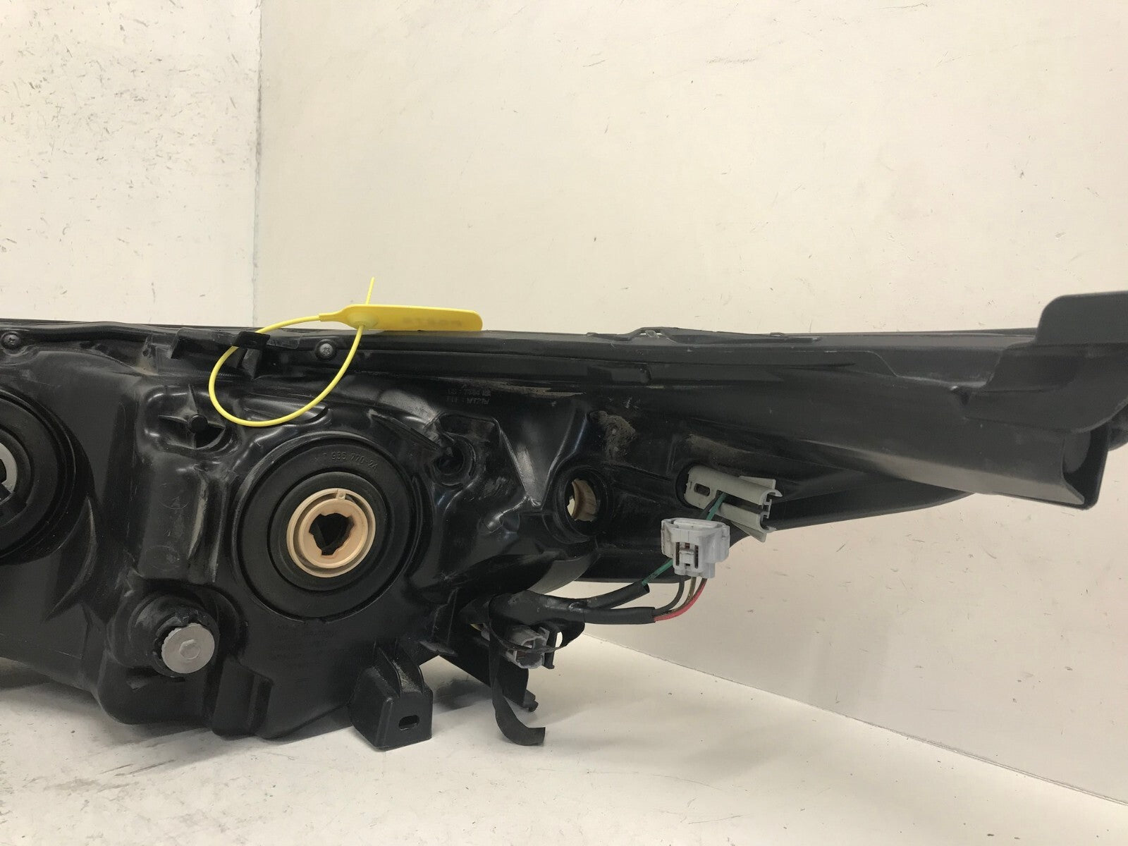 Headlight Damaged Right RH Toyota Highlander LE XLE 2014-2016 81110-0E250 OEM