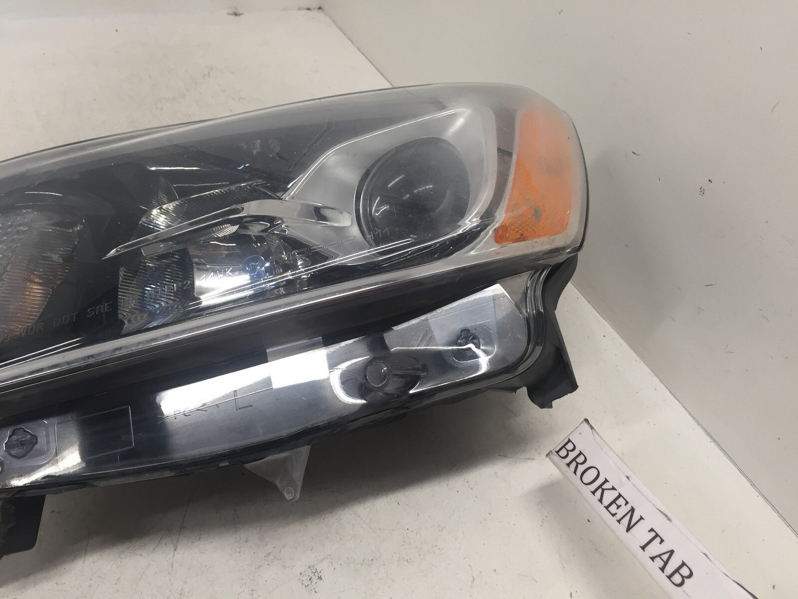 Headlight Damaged Halogen Driver LH Jeep Grand Cherokee 2014-2016 68110997AD OEM