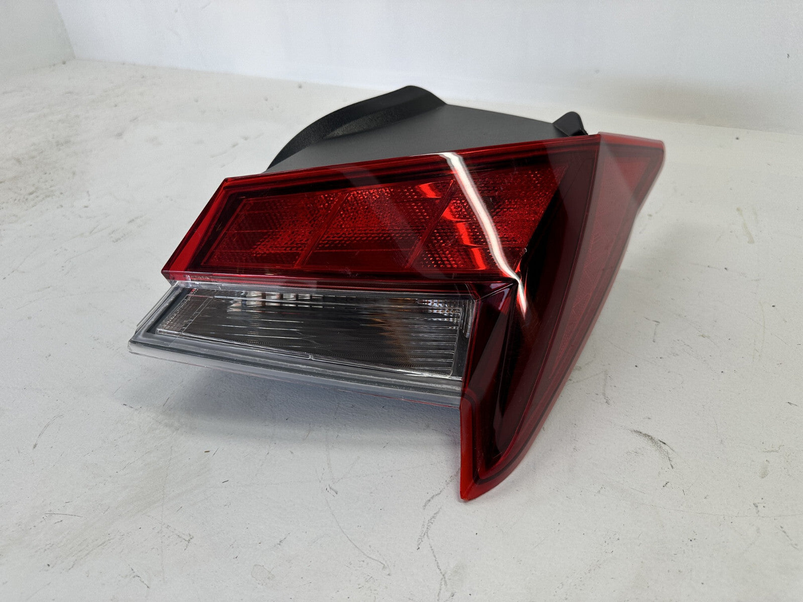 Tail light Damaged Right Passenger RH 2021-2023 Hyundai Elantra 92401AA020 OEM