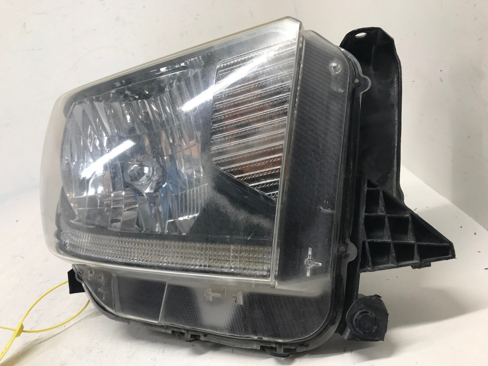 Headlight Damaged Right passenger RH Toyota Tundra 2014-2020 811100C081 OEM