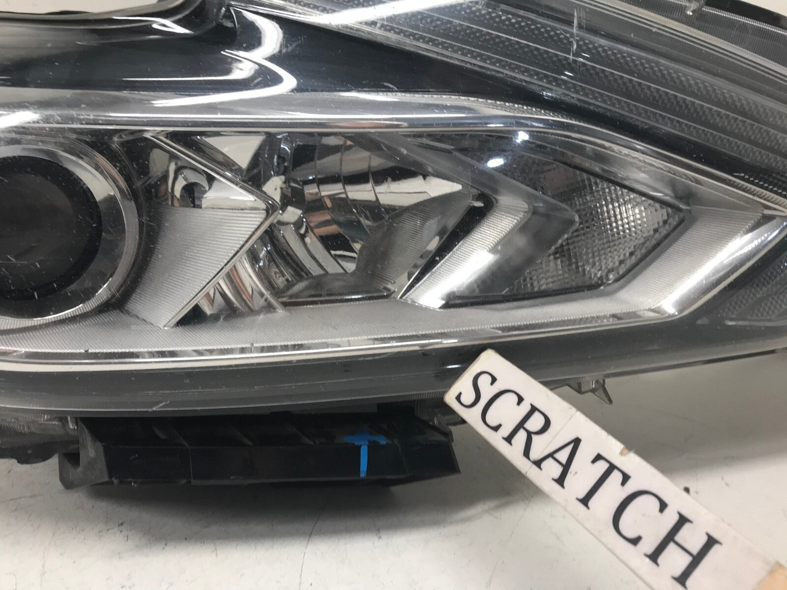 Headlight Damaged Right passenger RH 2016 2017 2018 Nissan Altima 260109HS0A OEM