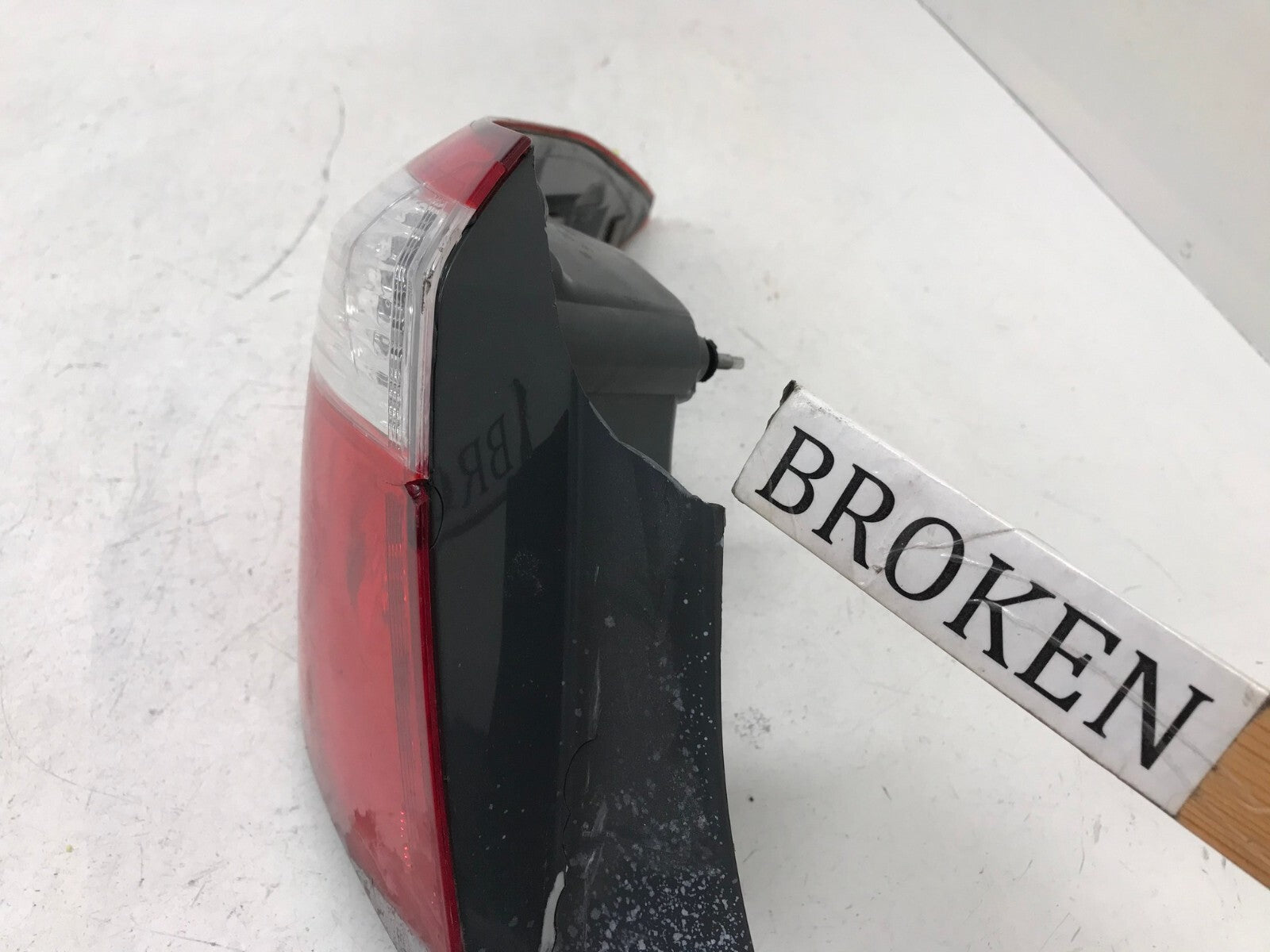Tail light Damaged LH Driver 17 2018 2019 Toyota Corolla 81550-02B00 OEM