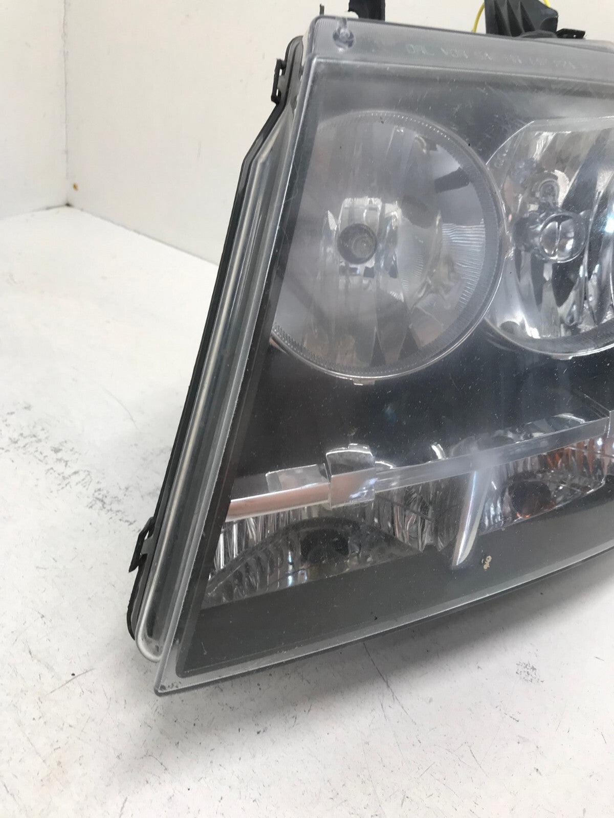 Headlight Damaged LH Driver 2007-2014 Chevy Tahoe Suburban 1500 22853025 OEM