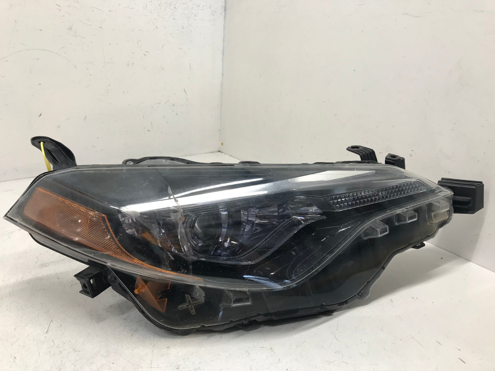Headlight Damaged Right RH Toyota Corolla CE L LE LE ECO 17-19 81150-02M70 OEM